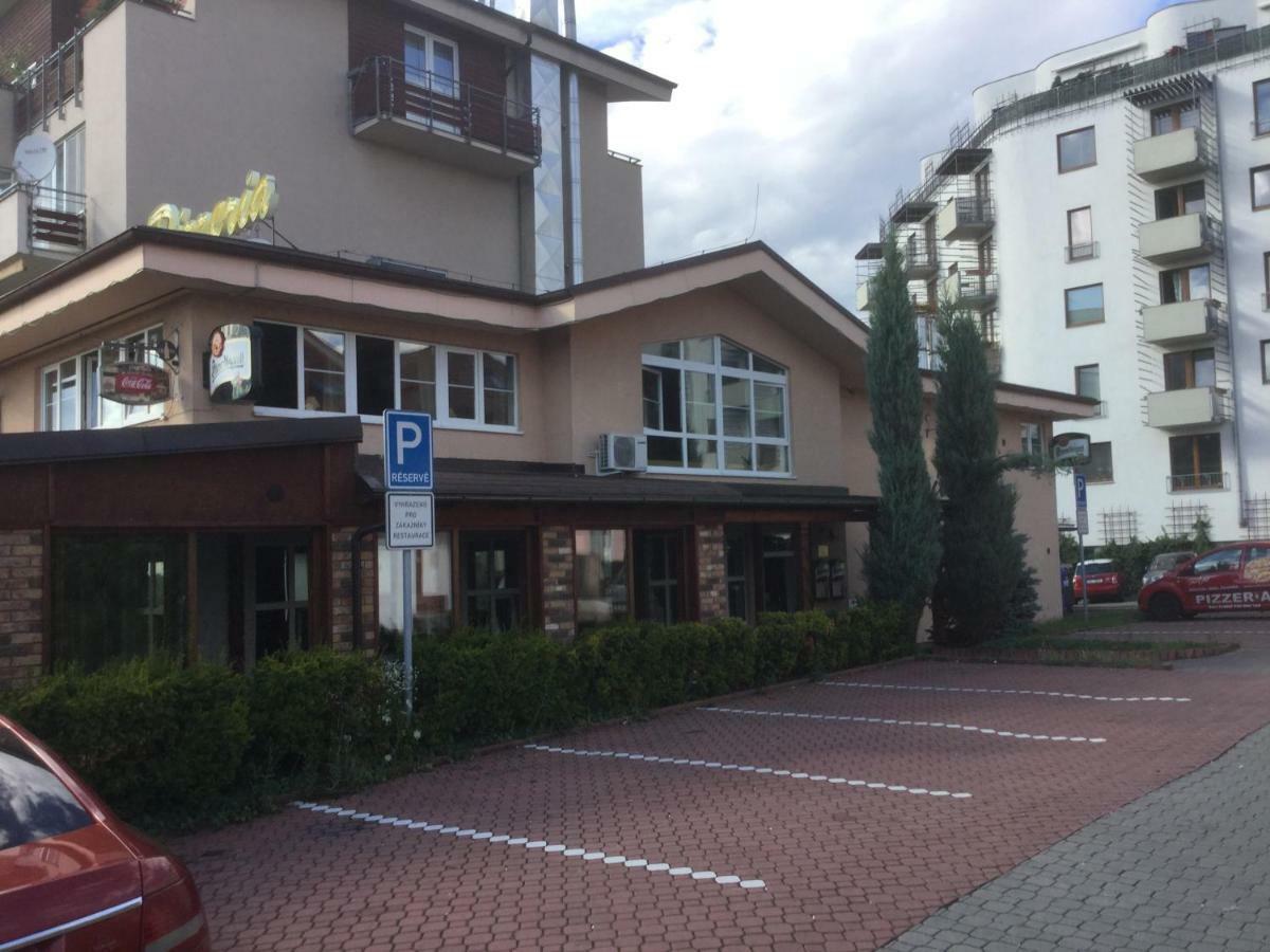 Sunny Two-Story Apartment Kyje - Prague, Prague